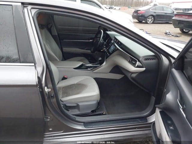 2020 TOYOTA CAMRY SE 5