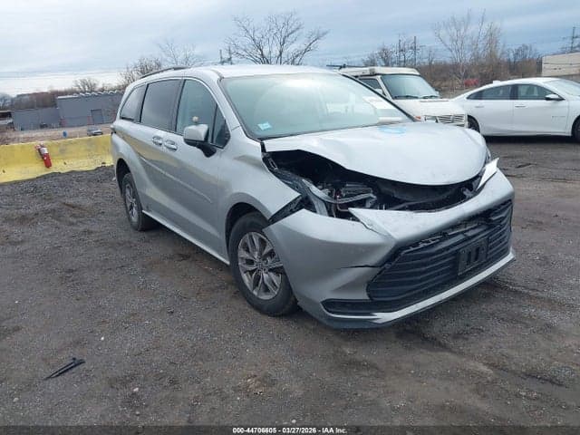 2022 TOYOTA SIENNA LE 1