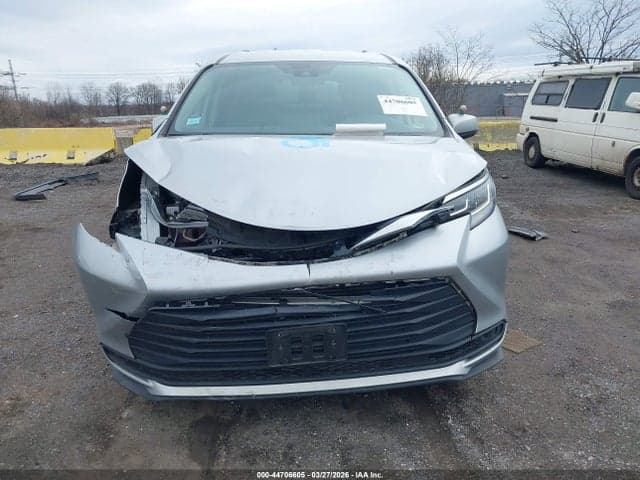 2022 TOYOTA SIENNA LE 12