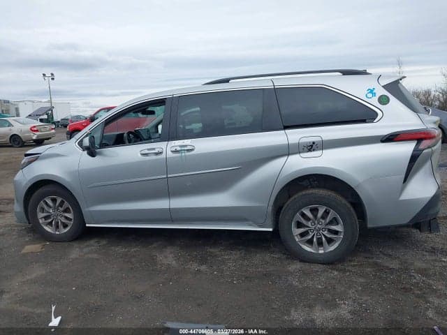 2022 TOYOTA SIENNA LE 14