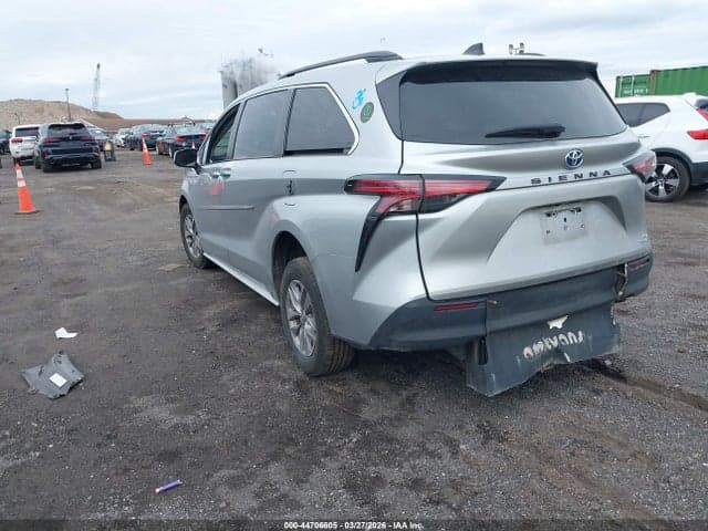 2022 TOYOTA SIENNA LE 3