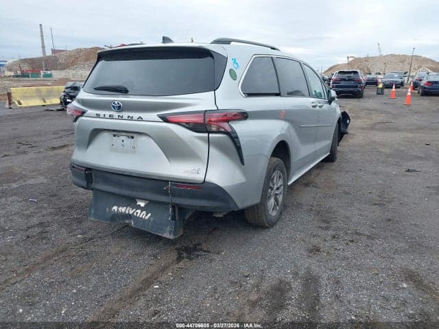 2022 TOYOTA SIENNA LE 4