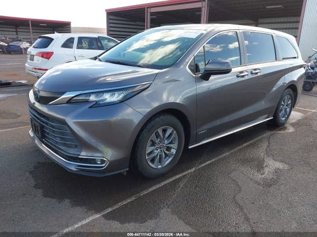 2021 TOYOTA SIENNA XLE 2