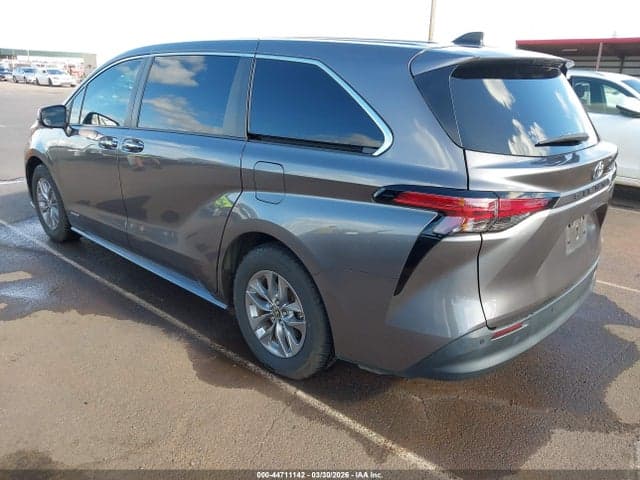2021 TOYOTA SIENNA XLE 3