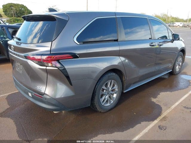 2021 TOYOTA SIENNA XLE 4