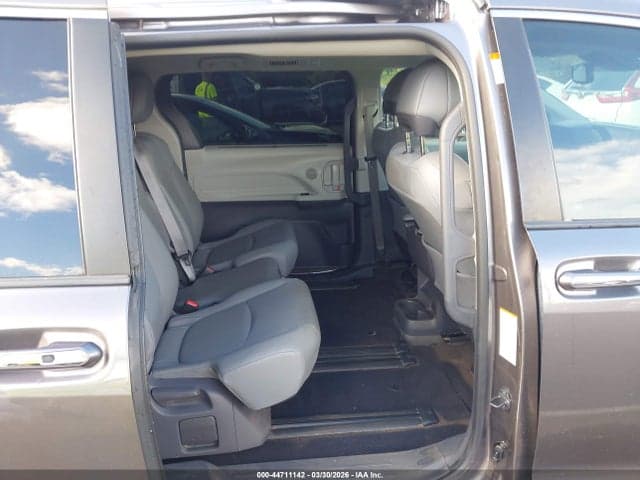 2021 TOYOTA SIENNA XLE 8