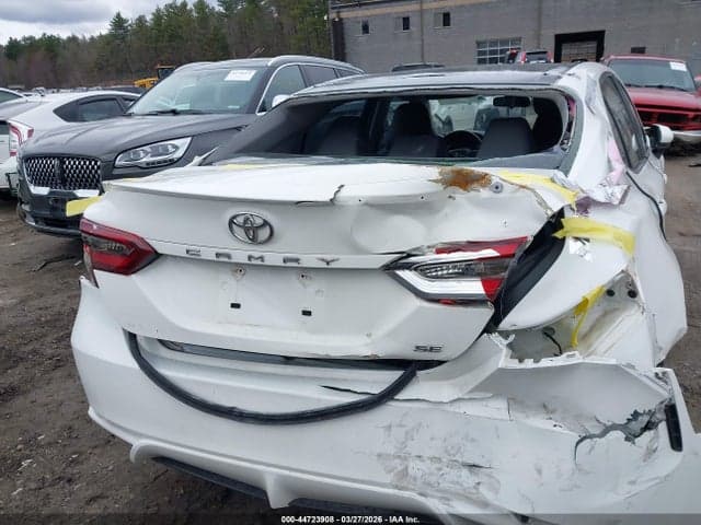 2018 TOYOTA CAMRY SE 16