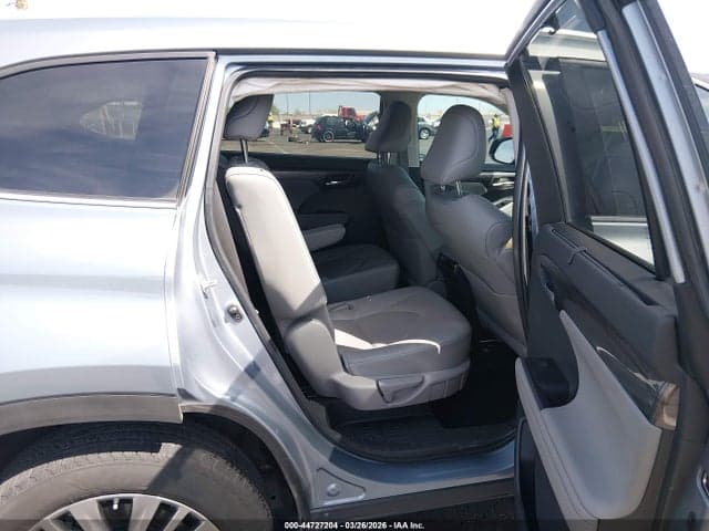 2024 TOYOTA HIGHLANDER PLATINUM 8