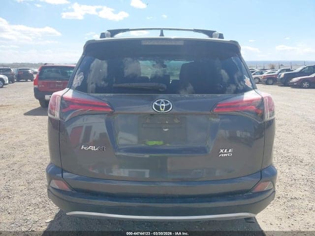 2018 TOYOTA RAV4 XLE 16