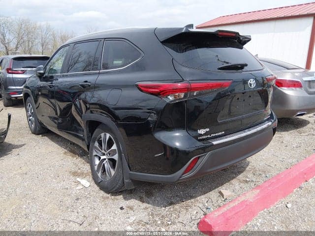 2023 TOYOTA HIGHLANDER XLE 3