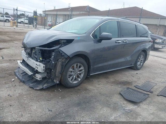 2025 TOYOTA SIENNA XLE 2