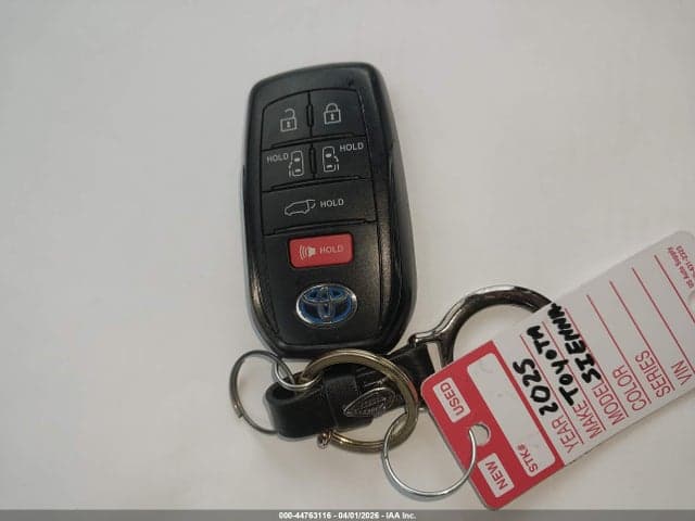 2025 TOYOTA SIENNA XLE 11