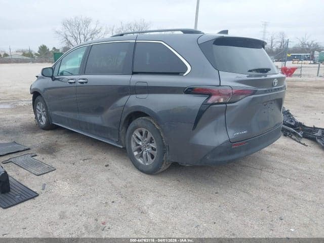 2025 TOYOTA SIENNA XLE 3