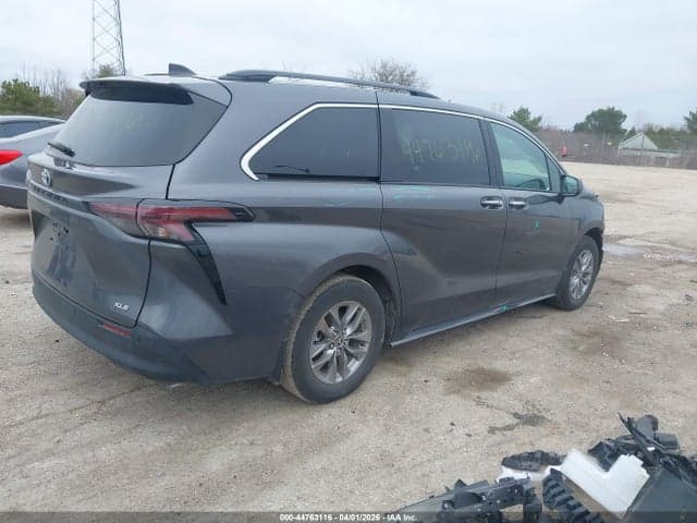 2025 TOYOTA SIENNA XLE 4