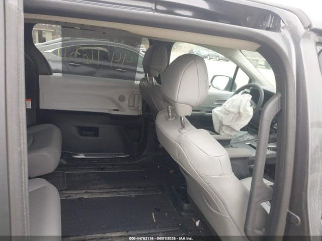 2025 TOYOTA SIENNA XLE 8