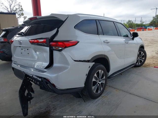 2023 TOYOTA HIGHLANDER XLE 4