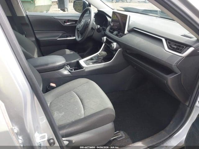 2024 TOYOTA RAV4 XLE 5