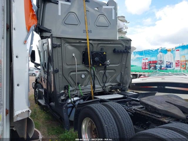 2025 FREIGHTLINER NEW CASCADIA 126 3