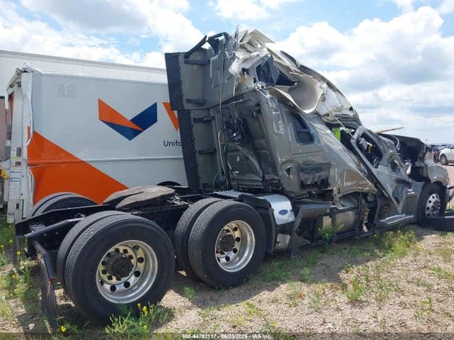 2025 FREIGHTLINER NEW CASCADIA 126 4