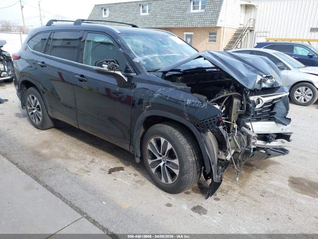 2021 TOYOTA HIGHLANDER XLE 2