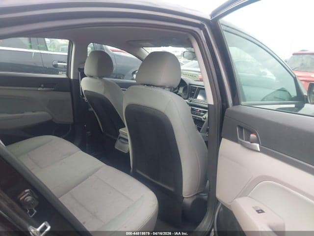 2017 HYUNDAI ELANTRA SE 8