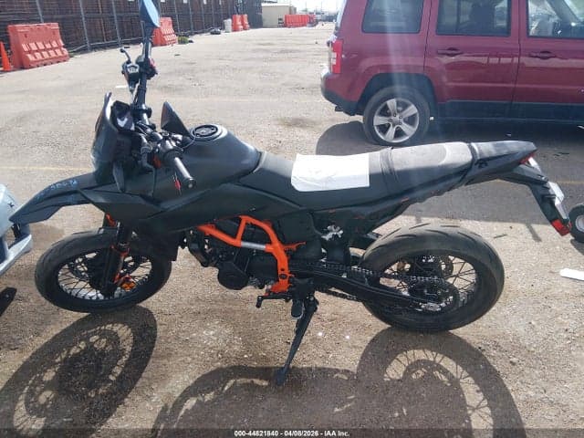2026 KTM 690 SMC R 13