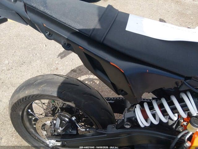 2026 KTM 690 SMC R 17