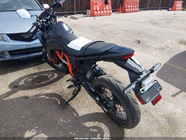 2026 KTM 690 SMC R 3