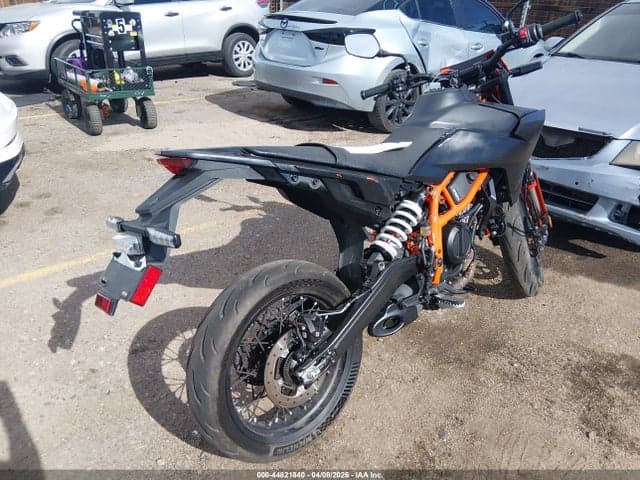 2026 KTM 690 SMC R 4