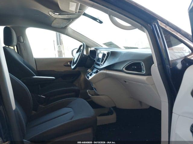 2020 CHRYSLER VOYAGER LX 5