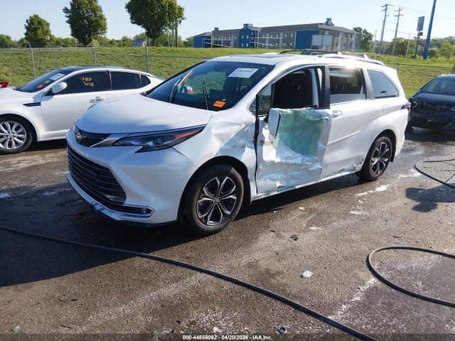 2025 TOYOTA SIENNA PLATINUM 2