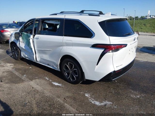 2025 TOYOTA SIENNA PLATINUM 3