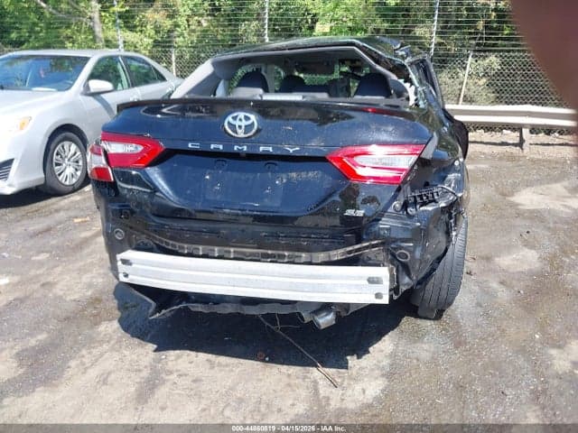 2018 TOYOTA CAMRY SE 17