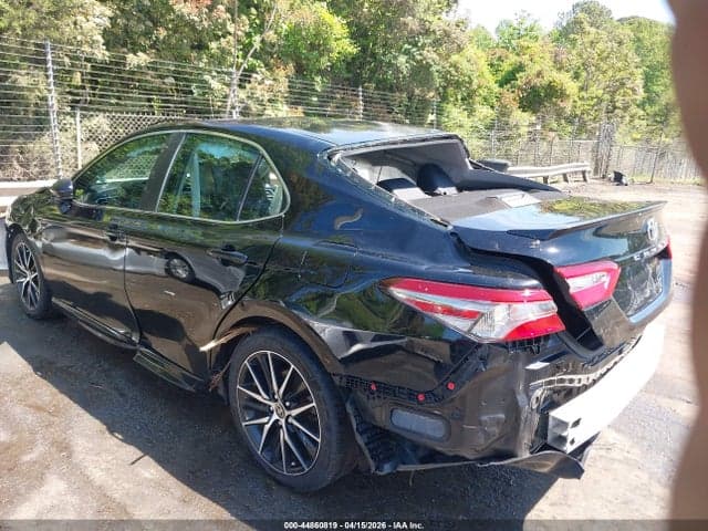 2018 TOYOTA CAMRY SE 18