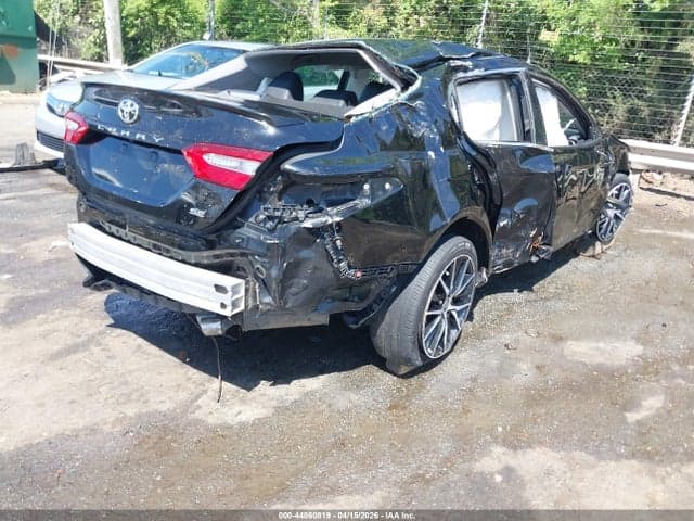 2018 TOYOTA CAMRY SE 4