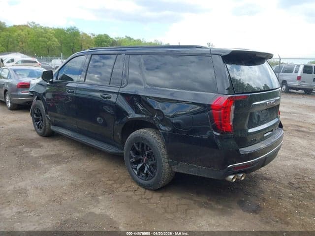 2022 GMC YUKON XL 4WD AT4 3