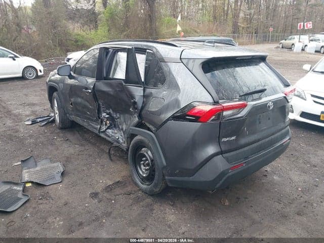 2020 TOYOTA RAV4 XLE 3