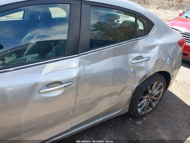 2018 MAZDA MAZDA3 TOURING 17