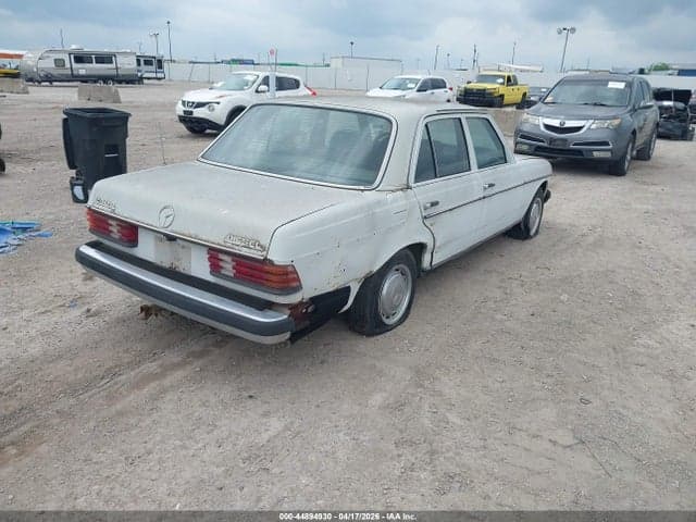 1981 MERCEDES-BENZ 240 D 4