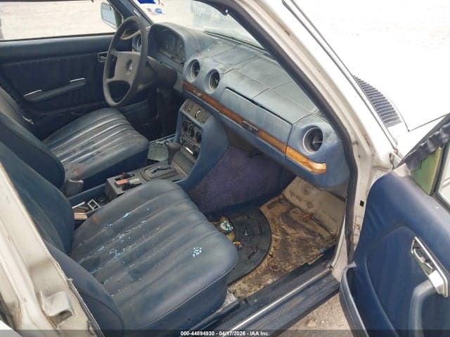 1981 MERCEDES-BENZ 240 D 5
