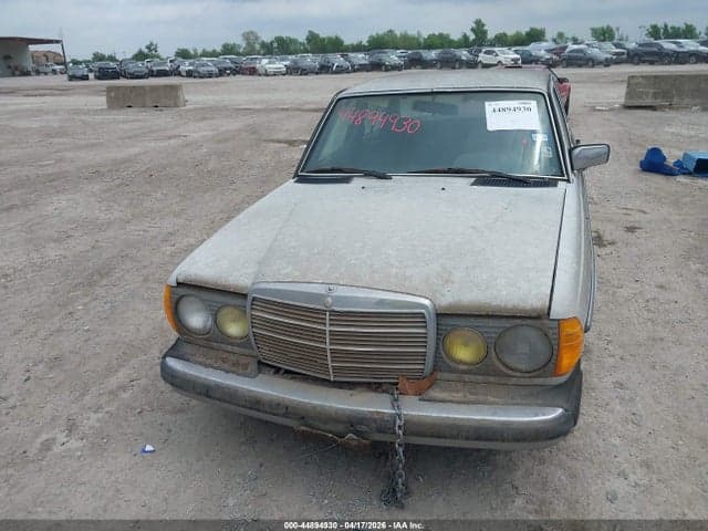 1981 MERCEDES-BENZ 240 D 6