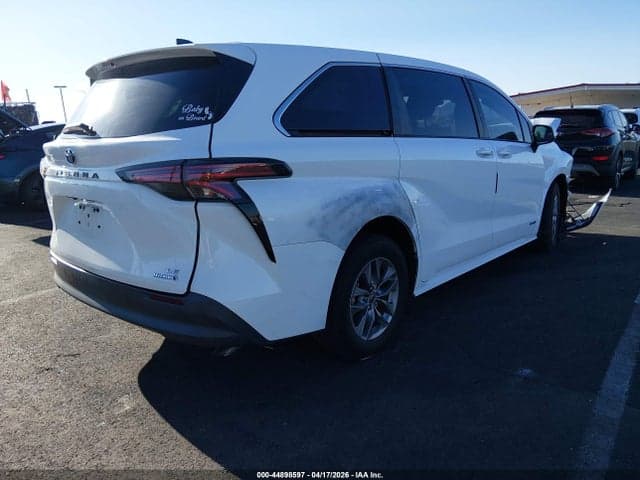 2021 TOYOTA SIENNA LE 4