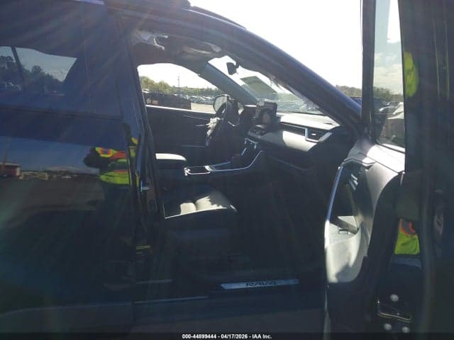2025 TOYOTA RAV4 XLE PREMIUM 5
