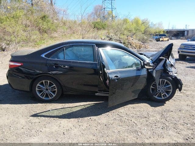 2017 TOYOTA CAMRY SE 14