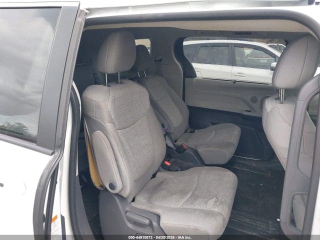 2021 TOYOTA SIENNA LE 8