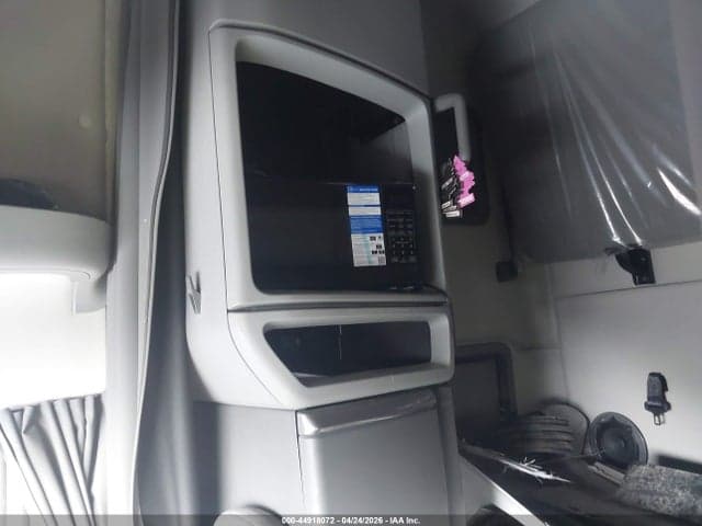2025 VOLVO VNL 8