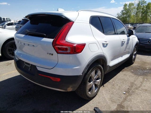 2021 VOLVO XC40 T5 MOMENTUM 4