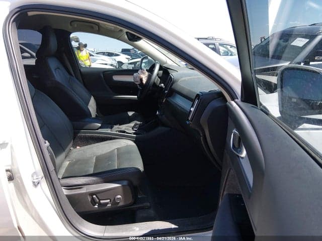 2021 VOLVO XC40 T5 MOMENTUM 5