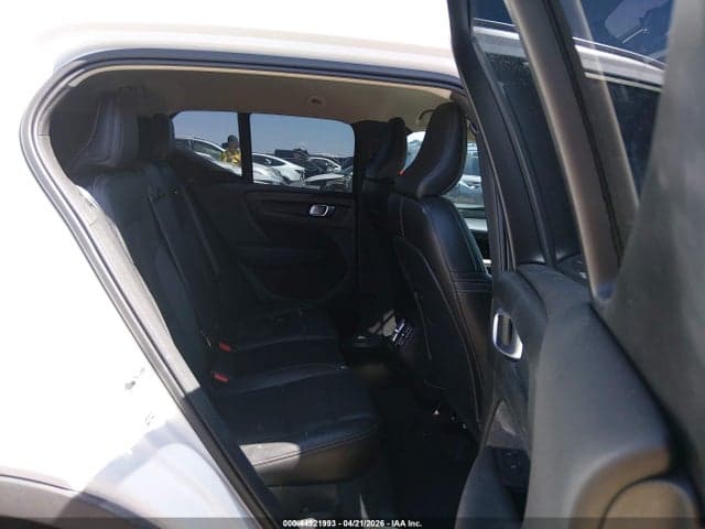 2021 VOLVO XC40 T5 MOMENTUM 8