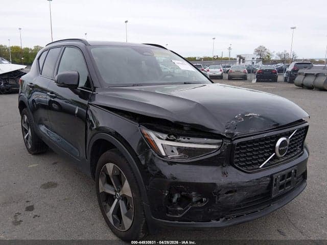 2024 VOLVO XC40 B5 CORE DARK THEME - 1